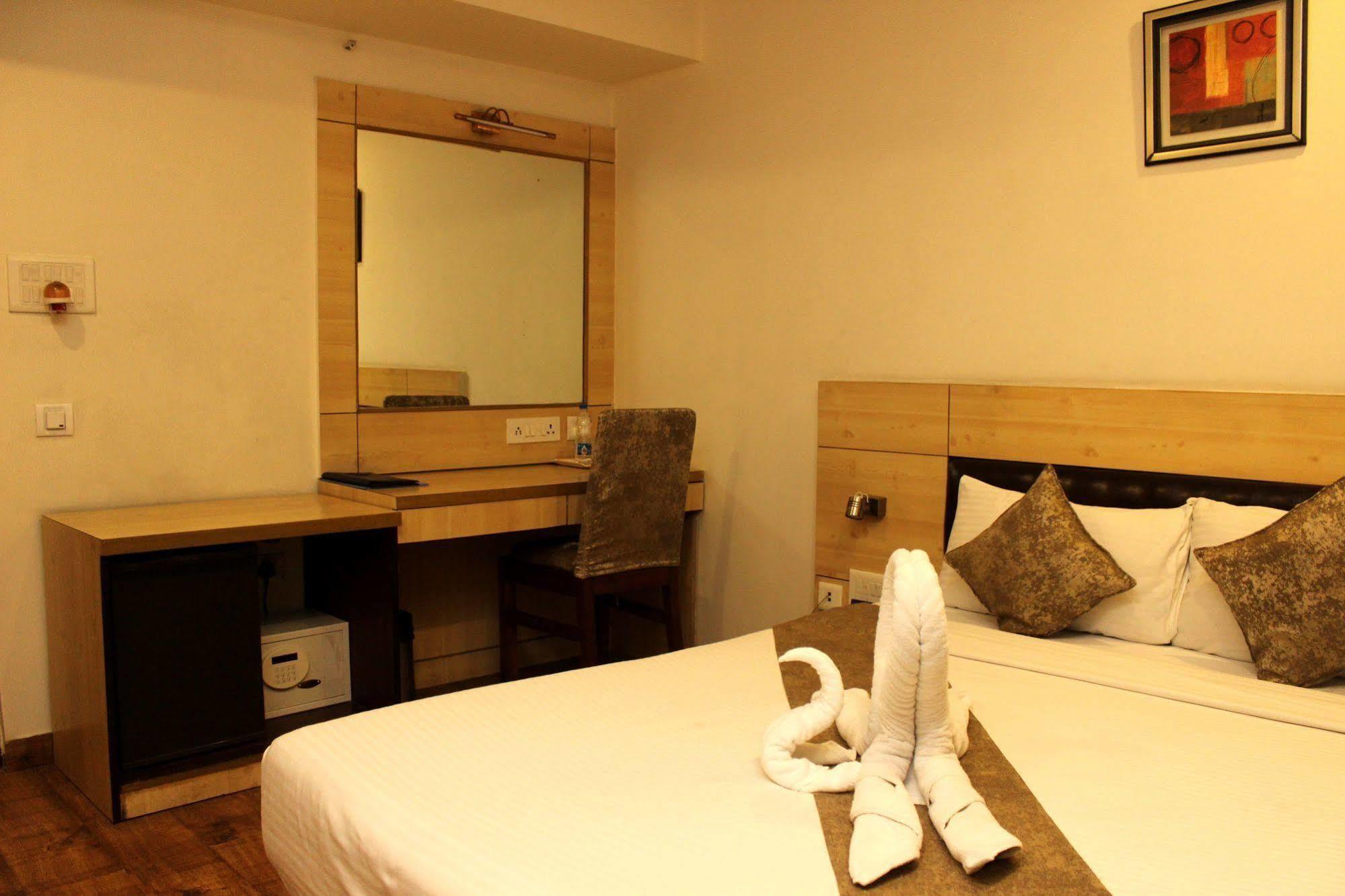 The Pearl Hotel Calcutta Extérieur photo