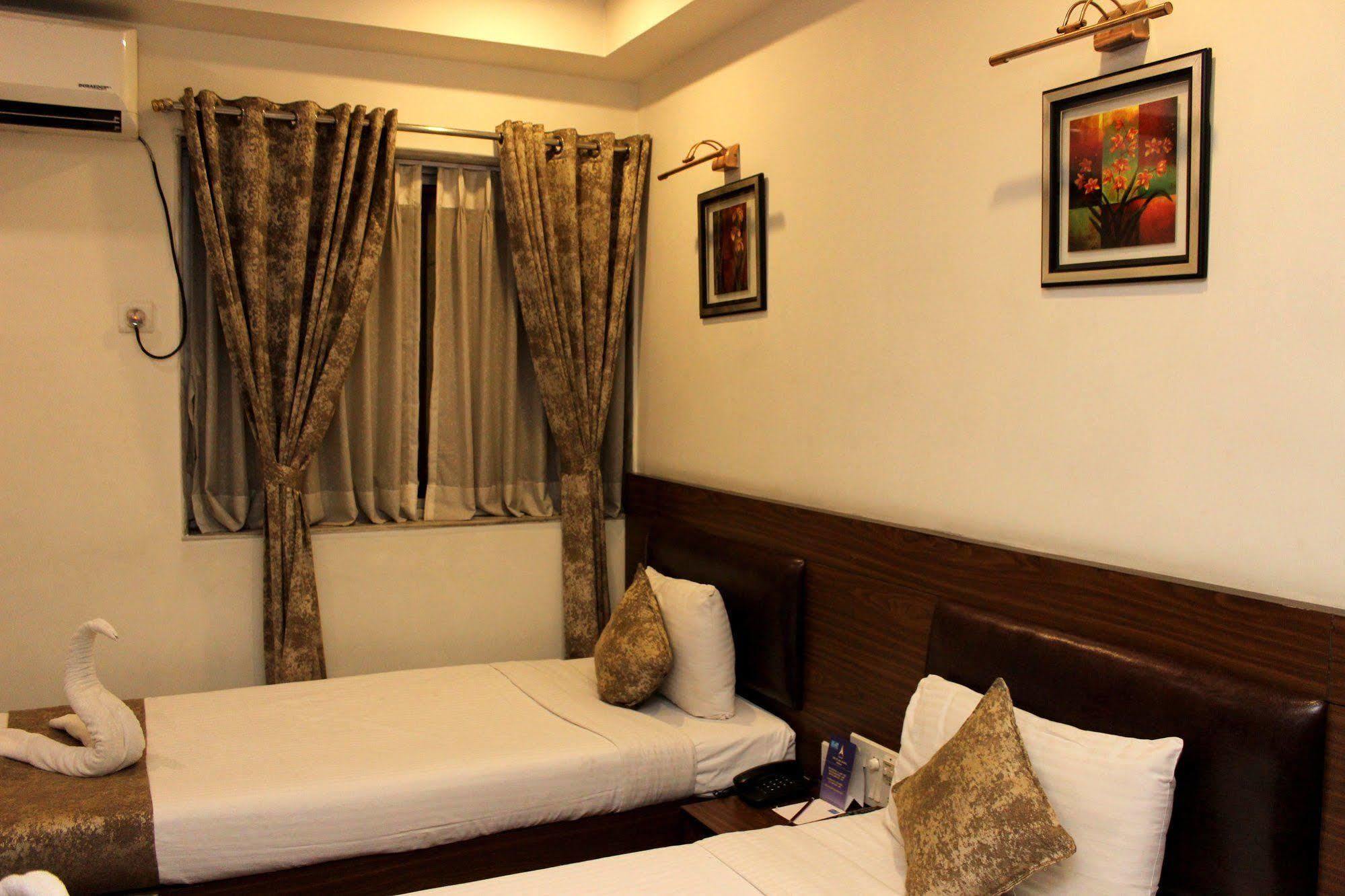 The Pearl Hotel Calcutta Extérieur photo