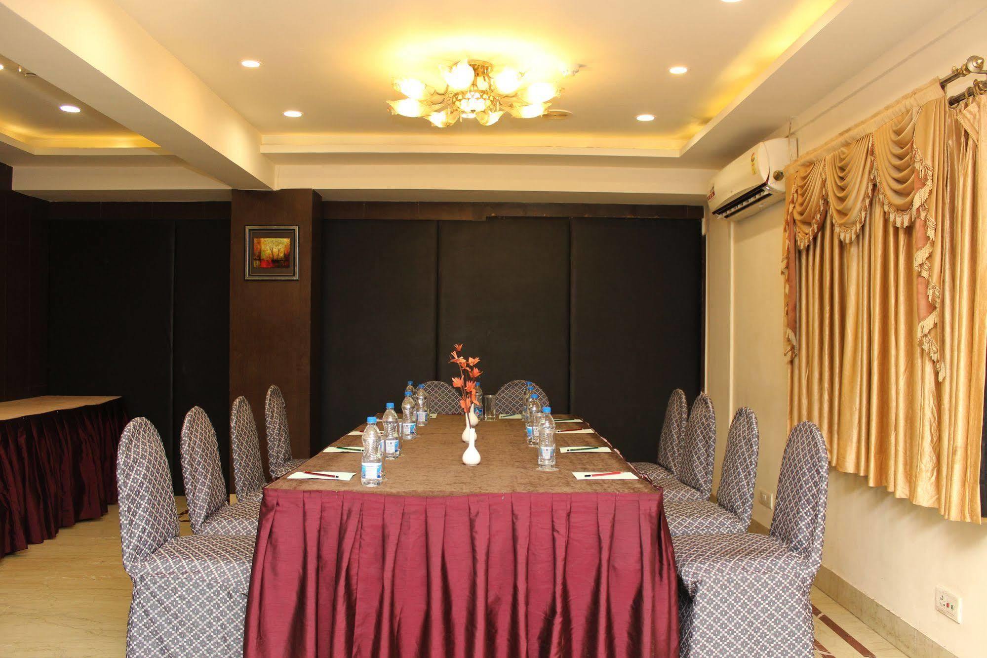The Pearl Hotel Calcutta Extérieur photo